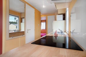 Kühlschrank, Mikrowelle, Herdplatte, Geschirrspüler