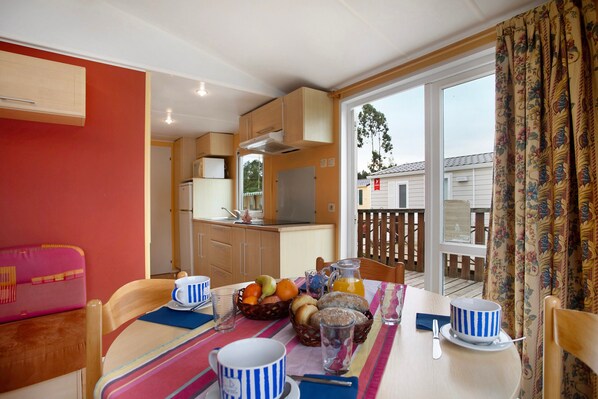 Dining - Chalet 'Bungalow T2 V - 15 Min From Nazaré' with Shared Pool, Private Terrace and Air Conditioning (Pataias)