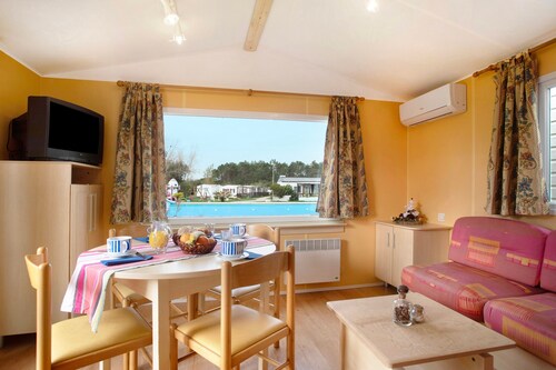 Chalet 'Bungalow T2 V - 15 Min From Nazaré' with Shared Pool, Private Terrace and Air Conditioning