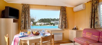 Chalet 'Bungalow T2 V - 15 Min From Nazaré' with Shared Pool, Private Terrace and Air Conditioning