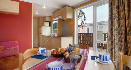 Chalet 'Bungalow T2 V - 15 Min From Nazaré' with Shared Pool, Private Terrace and Air Conditioning