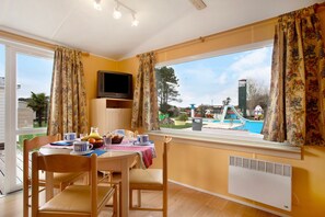 Dining - Chalet 'Bungalow T2 V - 15 Min From Nazaré' with Shared Pool, Private Terrace and Air Conditioning (Pataias)