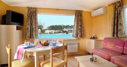 Chalet 'Bungalow T2 V - 15 Min. von Nazaré' mit Gemeinschaftspool, privater Terrasse und Klimaanlage