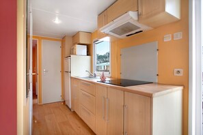 Fridge, microwave, stovetop, dishwasher - Chalet 'Bungalow T2 V - 15 Min From Nazaré' with Shared Pool, Private Terrace and Air Conditioning (Pataias)