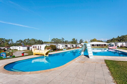 Chalet 'Bungalow T2 V - 15 Min From Nazaré' with Shared Pool, Private Terrace and Air Conditioning