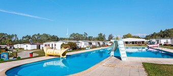 Chalet 'Bungalow T2 V - 15 Min From Nazaré' with Shared Pool, Private Terrace and Air Conditioning