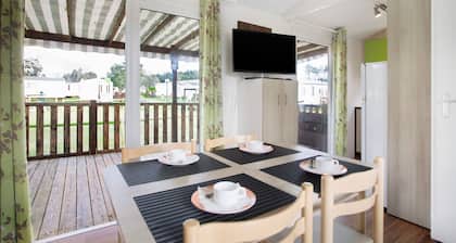 Chalet 'Bungalow T3 I - 15 Min From Nazaré' avec piscine partagée, terrasse privée et climatisation