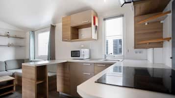 Fridge, microwave, stovetop, cookware/dishes/utensils