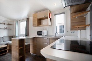 Fridge, microwave, stovetop, cookware/dishes/utensils