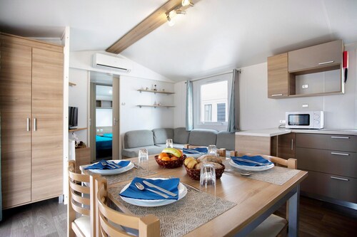 Chalet 'Bungalow T3 I I -15 Min From Nazaré' avec piscine partagée, terrasse privée et climatisation