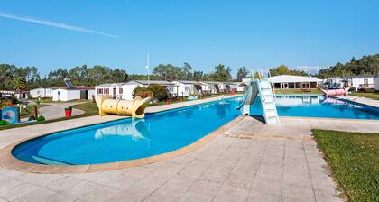 Chalet 'Bungalow T3 I I I - 15 Min Nazaré' with Shared Pool, Private Terrace and Air Conditioning