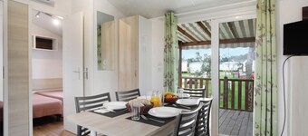 Chalet 'Bungalow T3 I I I - 15 Min Nazaré' with Shared Pool, Private Terrace and Air Conditioning