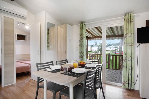 Chalet 'Bungalow T3 I I I - 15 Min Nazaré' avec piscine partagée, terrasse privée et climatisation