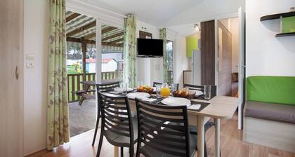 Chalet 'Bungalow T3 I I I - 15 Min Nazaré' with Shared Pool, Private Terrace and Air Conditioning