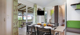 Chalet 'Bungalow T3 I I I - 15 Min Nazaré' with Shared Pool, Private Terrace and Air Conditioning