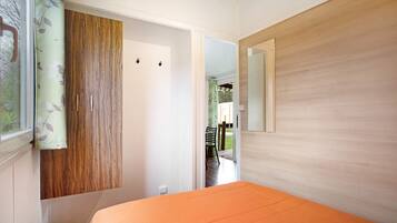 3 bedrooms, bed sheets