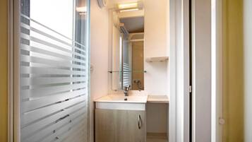 Chuveiro, toalhas de banho