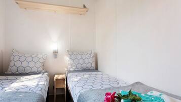 3 bedrooms, iron/ironing board, bed sheets