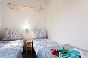 3 habitaciones, tabla de planchar con plancha y ropa de cama 