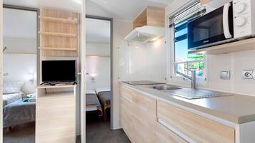 Geladeira, micro-ondas, cooktop, lava-louças