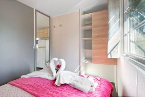 3 bedrooms, iron/ironing board, bed sheets
