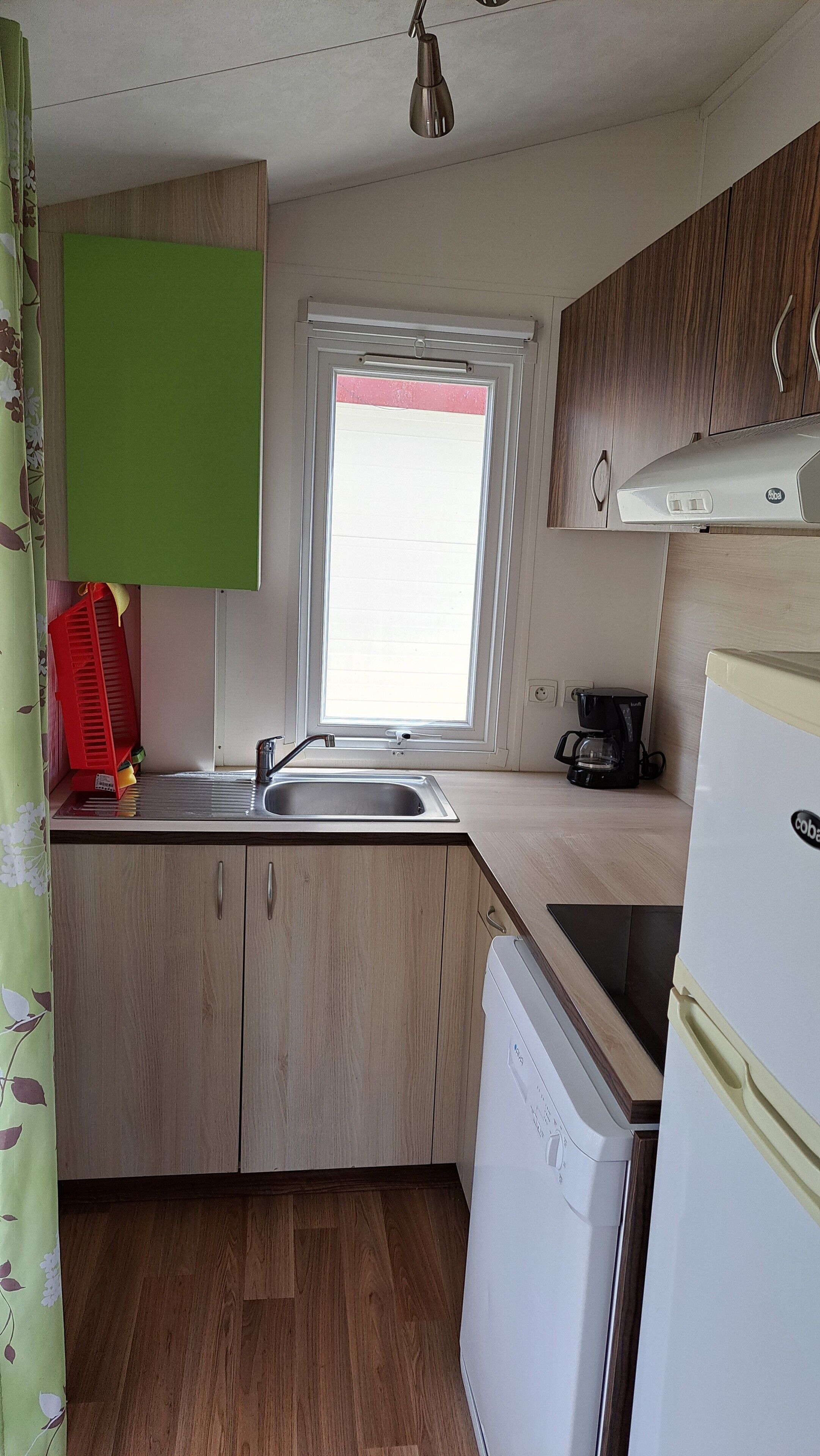 Geladeira, micro-ondas, cooktop, lava-louças