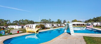 Chalet 'Bungalow T3 V - 15 Min From Nazaré' with Shared Pool, Private Terrace and Air Conditioning
