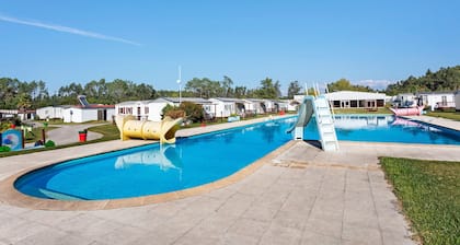 Chalet 'Bungalow T3 V - 15 Min de Nazaré' avec piscine partagée, terrasse privée et climatisation.
