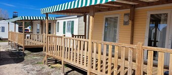 Chalet 'Bungalow T3 V - 15 Min From Nazaré' with Shared Pool, Private Terrace and Air Conditioning