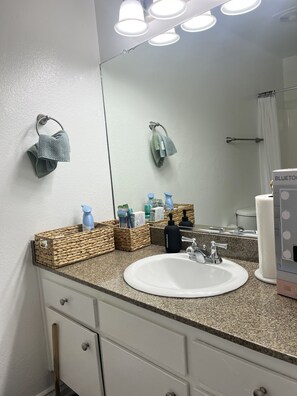 Douche, sèche-cheveux, serviettes fournies, savon