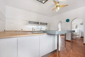 Fridge, microwave, oven, stovetop - Vacation Home 'Mayantigo' with Mountain View, Private Pool and Wi-Fi (Juan Gopar)