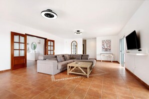 TV, ping pong - Vacation Home 'Mayantigo' with Mountain View, Private Pool and Wi-Fi (Juan Gopar)