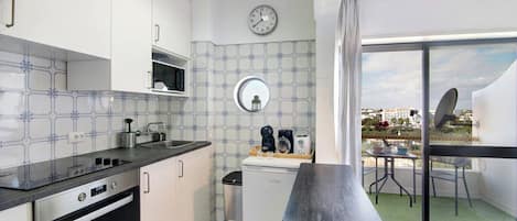 Een koelkast, een magnetron, een kookplaat