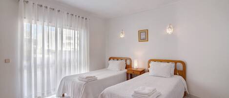 1 室のベッドルーム、WiFi (無料)、ベッドシーツ