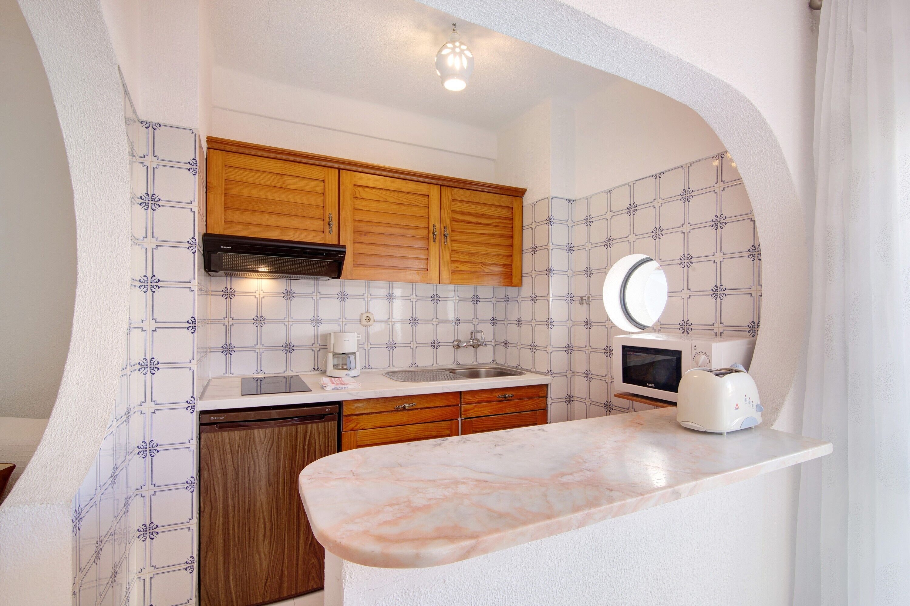 Réfrigérateur, micro-ondes, plaque de cuisson, lave-vaisselle