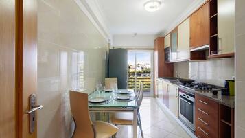 Coffee/tea maker, fridge, microwave, stovetop