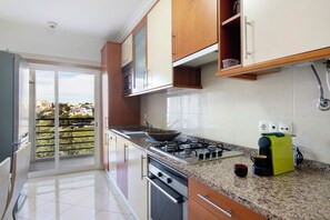 Køleskab, mikrobølgeovn, kogeplade, opvaskemaskine