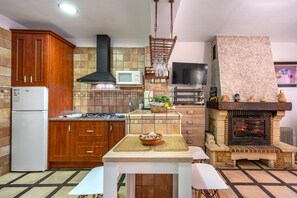 Réfrigérateur, micro-ondes, plaque de cuisson, cafetière/bouilloire