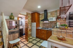 Een koelkast, een magnetron, een kookplaat