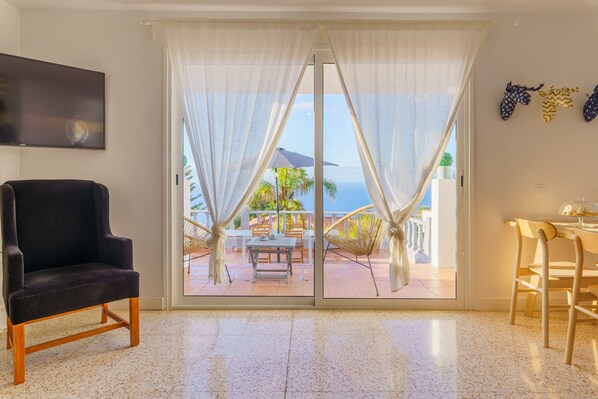 Tv och ett bordtennisbord