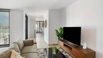 Una televisión, un reproductor de DVD, un reproductor estéreo