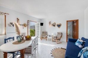 TV - Holiday Home 'Viento De Sal' with Sea View, Shared Pool and Wi-Fi (Villa de Mazo)