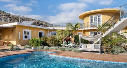 Holiday Home 'Viento De Sal' with Sea View, Shared Pool and Wi-Fi
