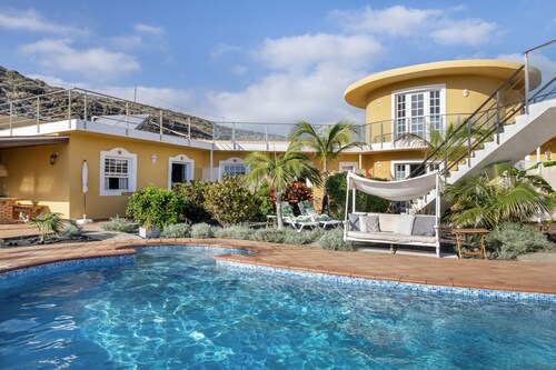 Holiday Home 'Viento De Sal' with Sea View, Shared Pool and Wi-Fi