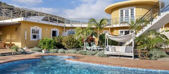 Holiday Home 'Viento De Sal' with Sea View, Shared Pool and Wi-Fi