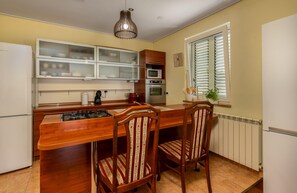 Fridge, microwave, oven, stovetop