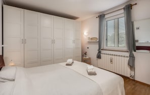 2 bedrooms, travel cot, free WiFi, bed sheets
