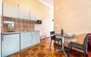 Frigorifero, piano cottura, macchina per tè/caffè