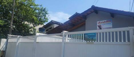 Vista frontal de la propiedad