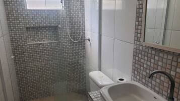 Premium-huoneisto | Kylpyhuone | Suihku, vessapaperi